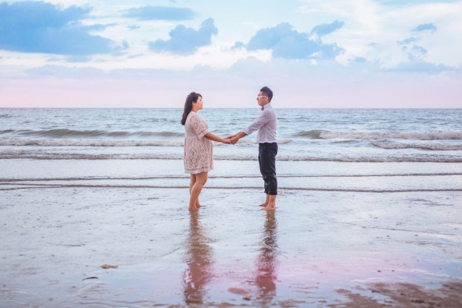 Hua Hin Pre-Wedding Photoshoot At Market, Mangrove Forest And Beach by Por  on OneThreeOneFour 17