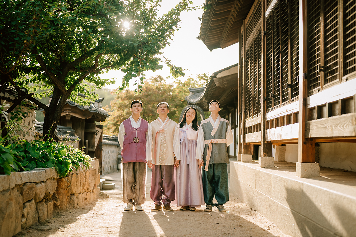 Korea Hanbok Family Photoshoot in Namsangol Hanok Village by Jungyeol on OneThreeOneFour 13