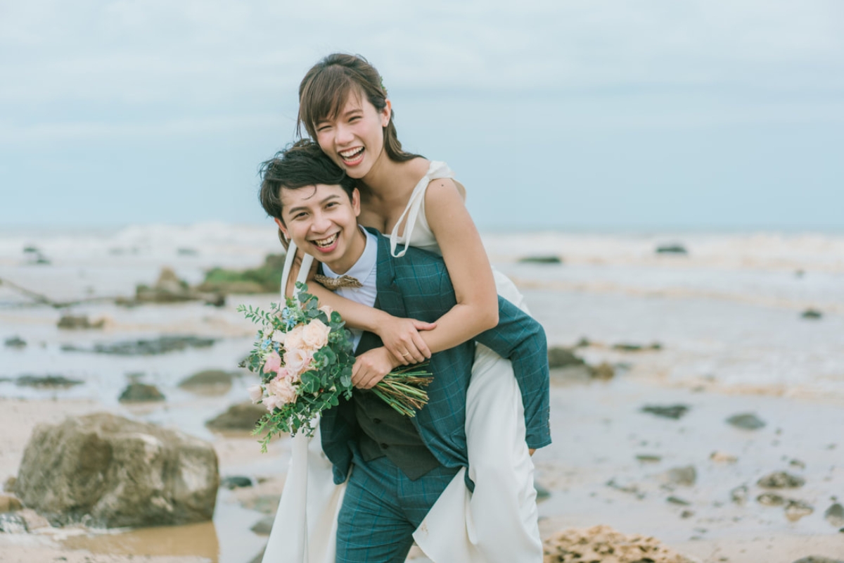 Taiwan Pre-Wedding Photoshoot Quaint Neighborhood Lush Green Hills Beach Romantic Getaway by  on OneThreeOneFour 28