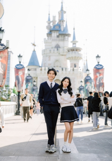 Seoul Autumn Pre-Wedding Photoshoot with Lotte World, Alpaca World, and Hongdae Streets