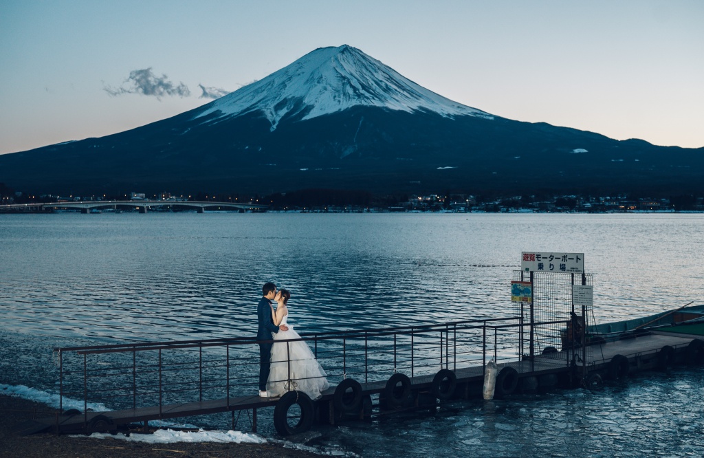 Japan Tokyo Pre-Wedding Photoshoot At Mount Fuji And Shopping Streets  by Lenham  on OneThreeOneFour 5
