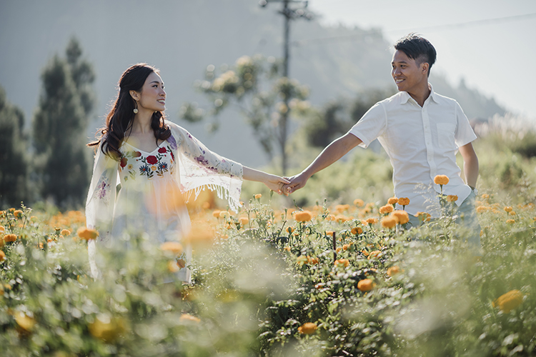 Pre-wedding photoshoot bali marigold field
