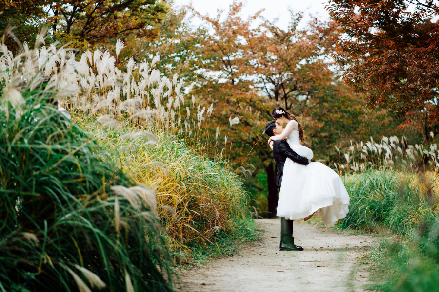 V&E Korea Autumn Pre-Wedding at Seoul Forest Park, Kyung Hee University and Namsangol Hanok Village by Jungyeol on OneThreeOneFour 4