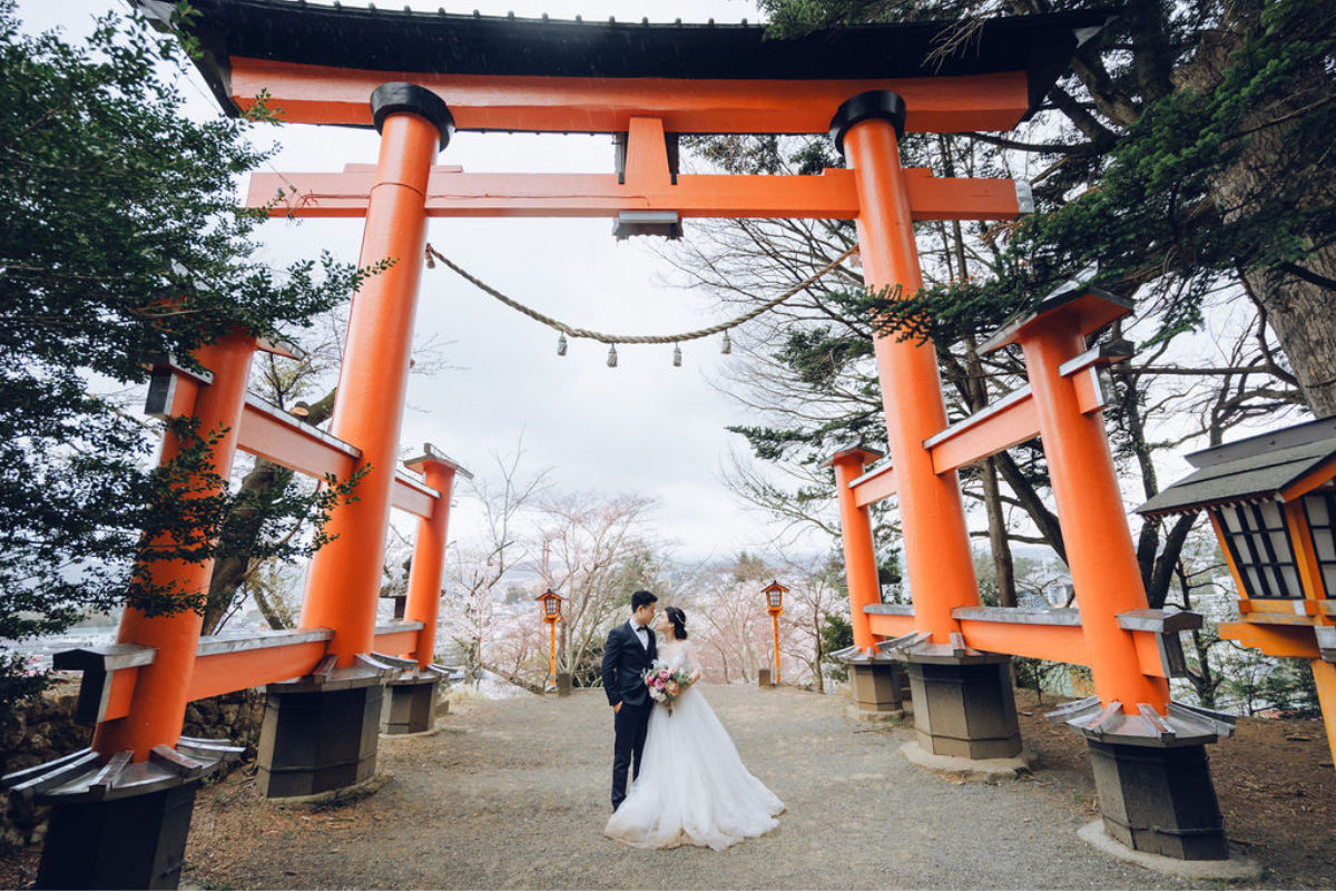 US Couple's Spring Season Kimono & Prewedding Photoshoot At Chureito Pagoda, Lake Kawaguchiko In Tokyo by Cui Cui on OneThreeOneFour 15