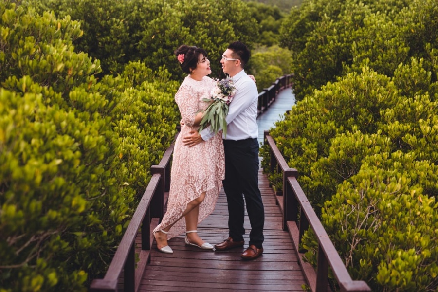Hua Hin Pre-Wedding Photoshoot At Market, Mangrove Forest And Beach by Por  on OneThreeOneFour 3