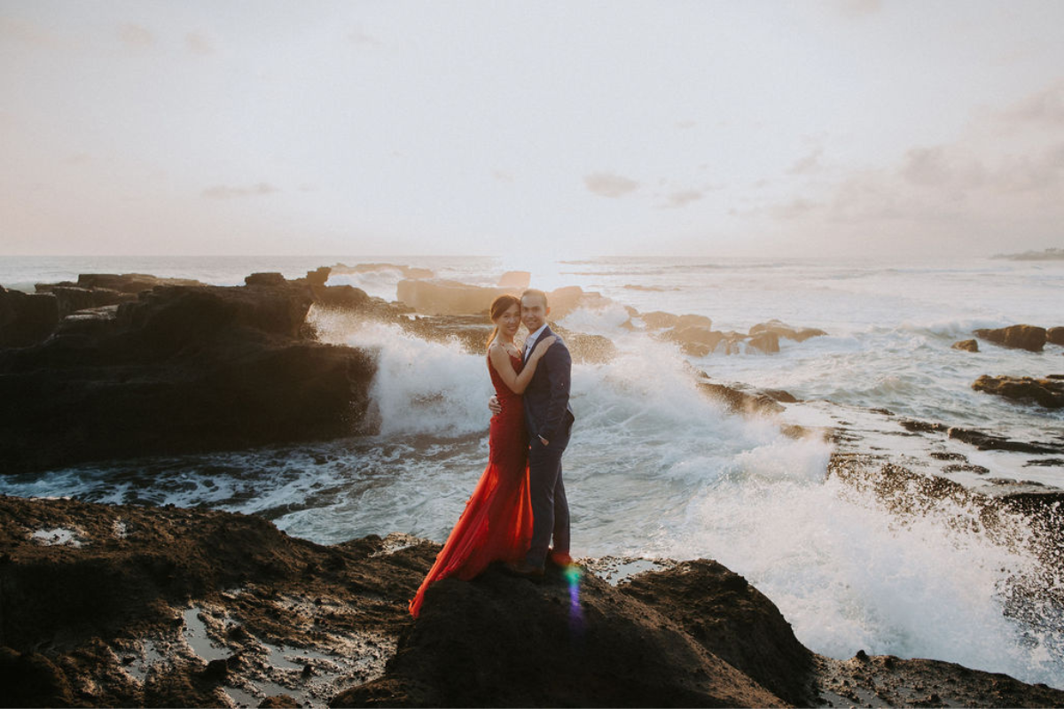 巴厘島婚纱拍攝：在平甘村、萬壽菊花田、布蘭辛加瀑布和孟寧海灘。 by Cahya on OneThreeOneFour 39