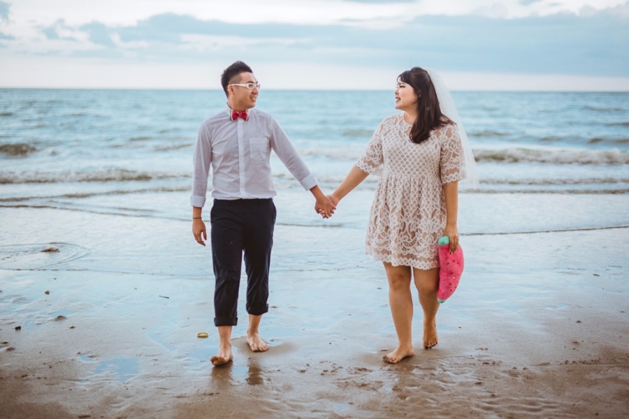 Hua Hin Pre-Wedding Photoshoot At Market, Mangrove Forest And Beach by Por  on OneThreeOneFour 15