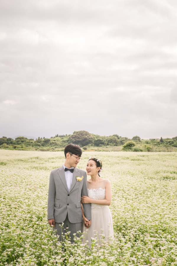 Korea Outdoor Pre-Wedding Photoshoot At Jeju Island with Buckwheat Flower and Hydrangea by Geunjoo on OneThreeOneFour 1