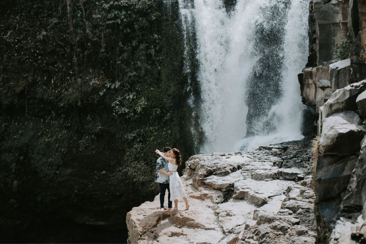 巴厘岛巴都尔火山熔岩地、布兰辛加瀑布、双峭谷和梅拉斯蒂海滩的婚前摄影拍摄  by Cahya on OneThreeOneFour 20