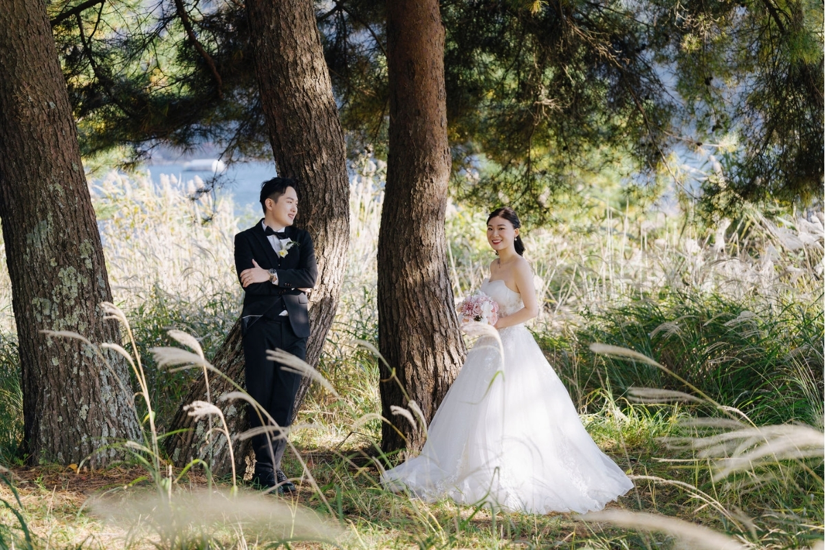 Tokyo Pre-Wedding Photoshoot with Chureito Pagoda, Lake Kawaguchiko, and Lake Yamanaka by Dahe on OneThreeOneFour 10