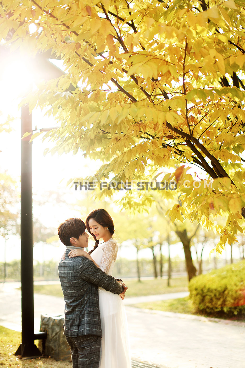 [AUTUMN] Korean Studio Pre-Wedding Photography: Seonyudo Park (선유도 공원)  (Outdoor) by The Face Studio on OneThreeOneFour 4