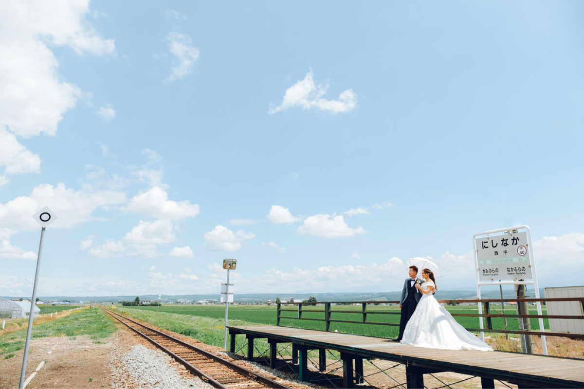 北海道婚前拍攝在夏季花季期間進行，包括動漫鐵軌、日出公園和四季彩之丘 by Kuma on OneThreeOneFour 30