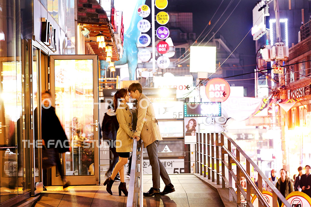 [AUTUMN] Korean Studio Pre-Wedding Photography: Night Streets of Hongdae (홍대) (Outdoor) by The Face Studio on OneThreeOneFour 5