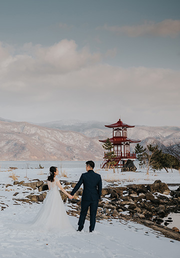 V & B: Magical snowy pre-wedding in Hokkaido at Lake Toya and Mt Yotei