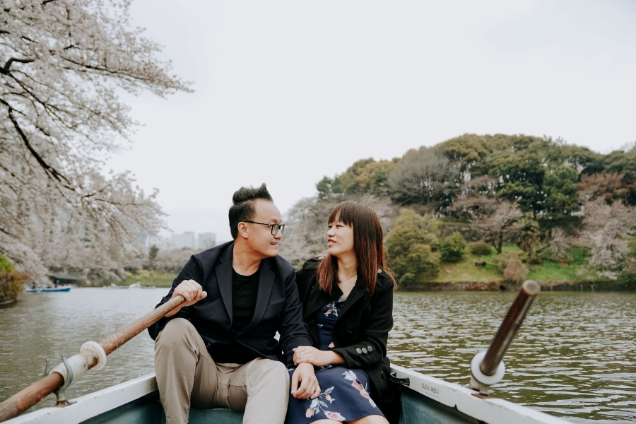 S&X: Tokyo Cherry Blossoms Engagement Photoshoot on a Boat Ride at Chidori-ga-fuchi Moat by Ghita on OneThreeOneFour 8