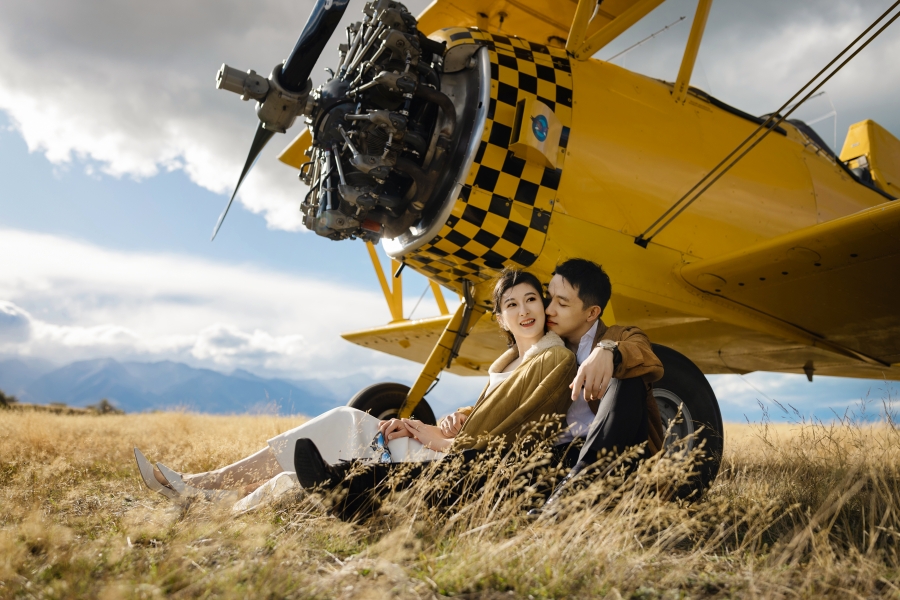 Autumn Adventure: Terry & Maggie's Unique Pre-Wedding Shoot in New Zealand with a Yellow Biplane by Fei on OneThreeOneFour 5