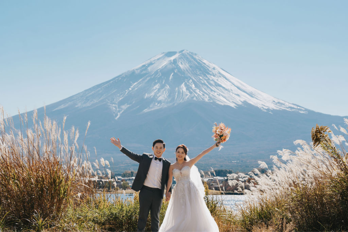 Singaporean Couple's Autumn Season Prewedding Photoshoot At Chureito Pagoda, Lake Kawaguchiko And Shibuya Crossing by Cui Cui on OneThreeOneFour 7