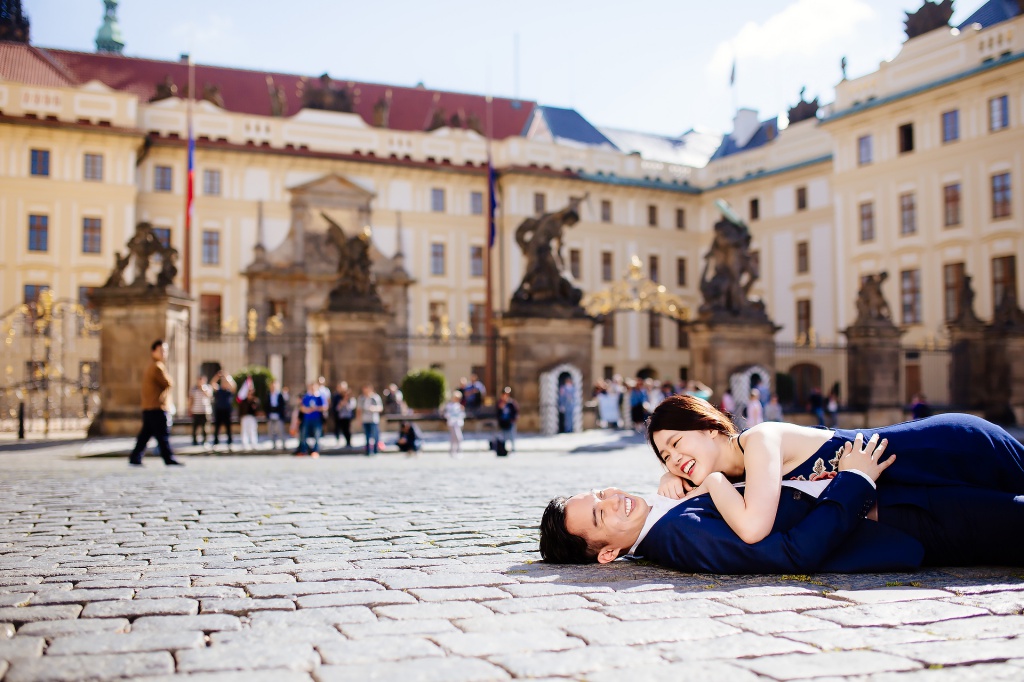 Pre-Wedding Photo in Prague At St. Vitus Cathedral And Mala Strana  by Jenny on OneThreeOneFour 18