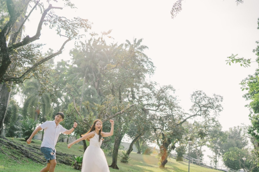 Singapore Casual Pre-Wedding Photoshoot At Neighbourhood Playground And Beach by Sheereen on OneThreeOneFour 9