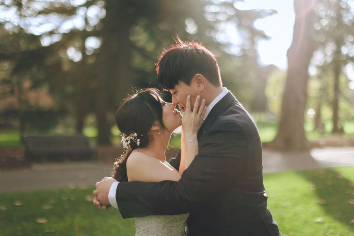 墨爾本秋季婚紗拍攝 - 在聖帕特里克大教堂、卡爾頓花園和菲茨羅伊花園 by Freddie on OneThreeOneFour 20