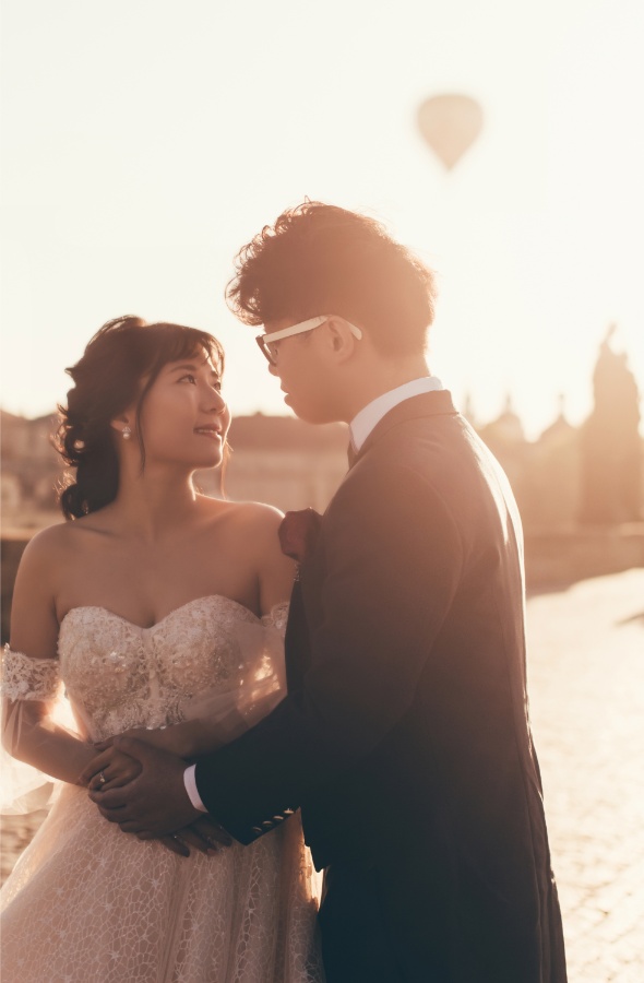 Czech Republic Prague Prewedding photoshoot at Old Town Square by Nika on OneThreeOneFour 15