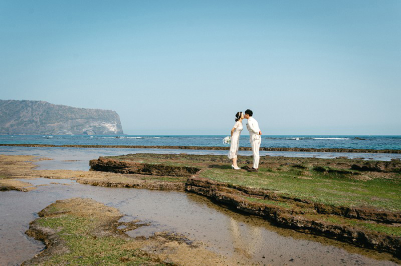 Korea Jeju Island Pre-Wedding Photoshoot During Spring by Gamsung on OneThreeOneFour 19