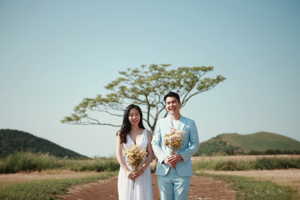 Korea Outdoor Pre-Wedding Photoshoot At Jeju Island With Lone Tree  by Byunghyun on OneThreeOneFour 1