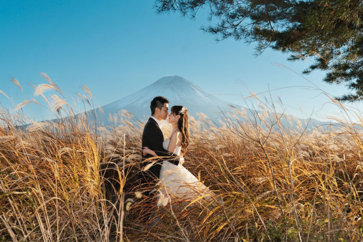 新加坡夫妻在根津神社、忠霊塔和河口湖舉行秋季和服婚紗拍攝，背景是富士山 by Cui Cui on OneThreeOneFour 14