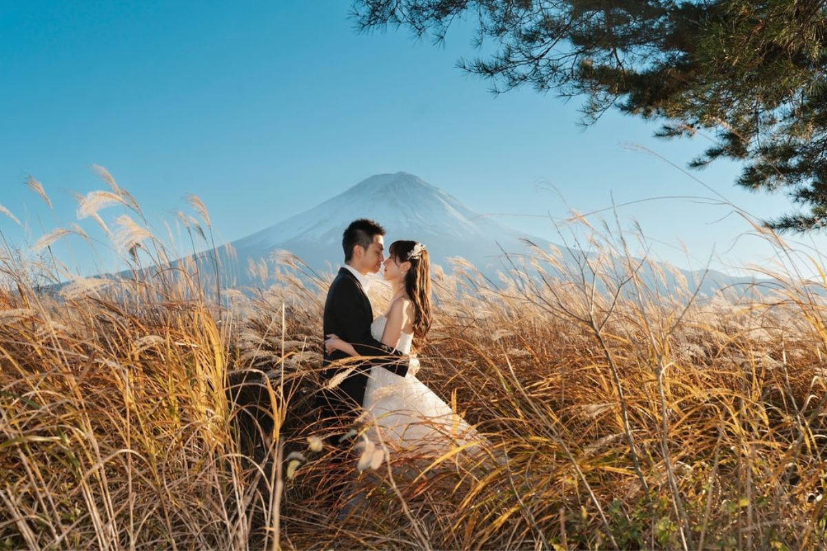 Singaporean Couple's Autumn Season Kimono & Prewedding Photoshoot At Nezu Shrine, Chureito Pagoda And Lake Kawaguchiko With Mount Fuji by Cui Cui on OneThreeOneFour 14