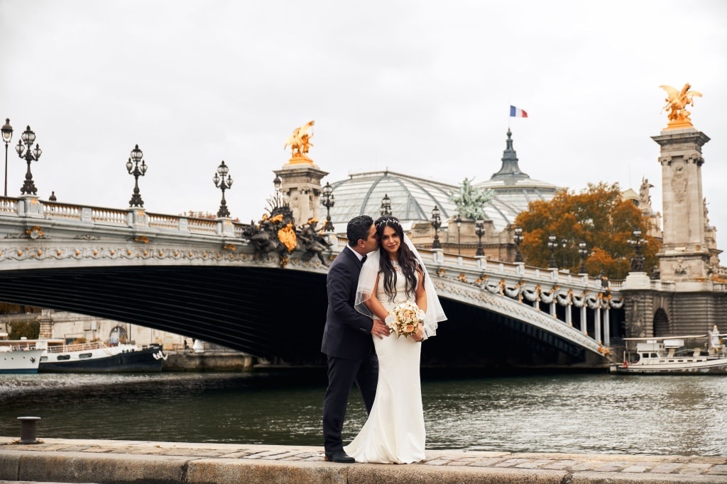 Paris Outdoor Pre-Wedding Photoshoot At Eiffel Tower And Pont Alexander III by Arnel  on OneThreeOneFour 11