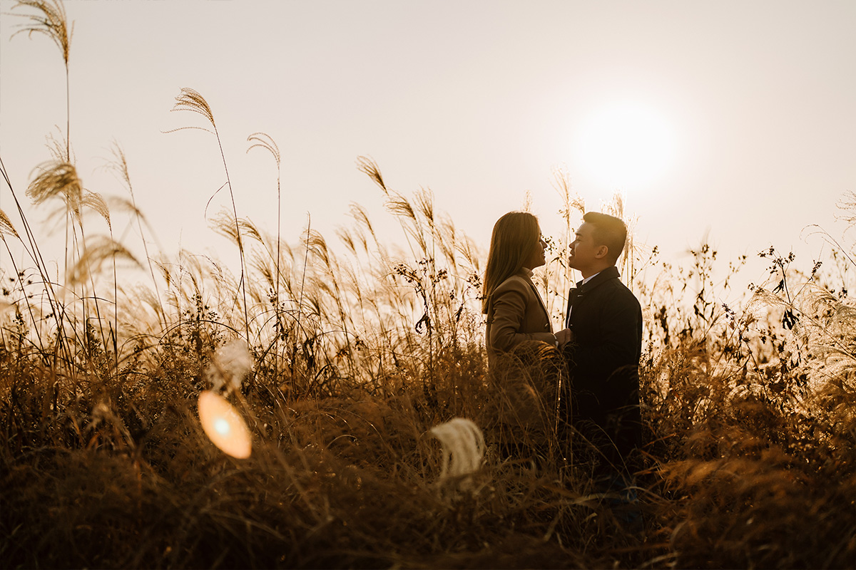 Enchanting Silvergrass Fields: A Casual Couple Photoshoot Amidst Autumn Splendor in Hanuel Park, Seoul by Jungyeol on OneThreeOneFour 3