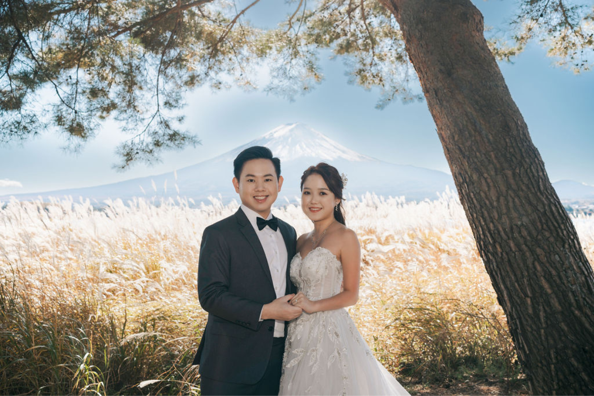 Singaporean Couple's Autumn Season Prewedding Photoshoot At Chureito Pagoda, Lake Kawaguchiko And Shibuya Crossing by Cui Cui on OneThreeOneFour 3