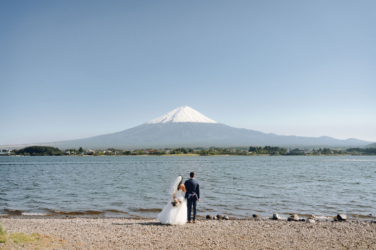 Tokyo Pre-Wedding Photoshoot with Chureito Pagoda, Lake Kawaguchiko, and Shinjuku by Dahe on OneThreeOneFour 25