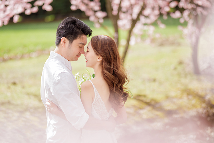 Pre-wedding photoshoot new zealand cherry blossoms