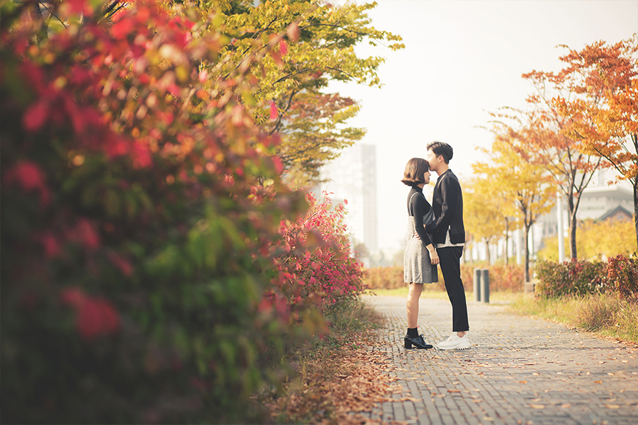 Korea Autumn Casual Couple Photoshoot At Songdo Central Park  by Junghoon on OneThreeOneFour 5
