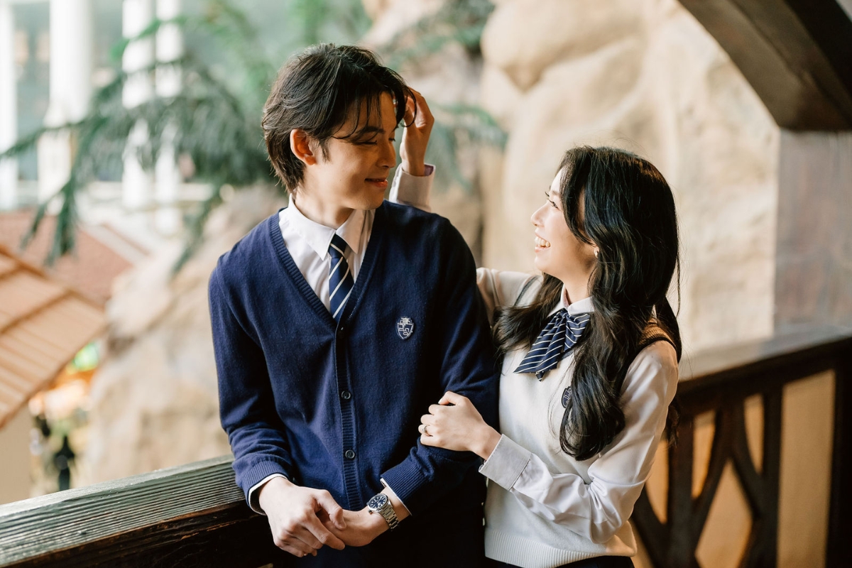 Seoul Autumn Pre-Wedding Photoshoot with Lotte World, Alpaca World, and Hongdae Streets by Jungyeol on OneThreeOneFour 4