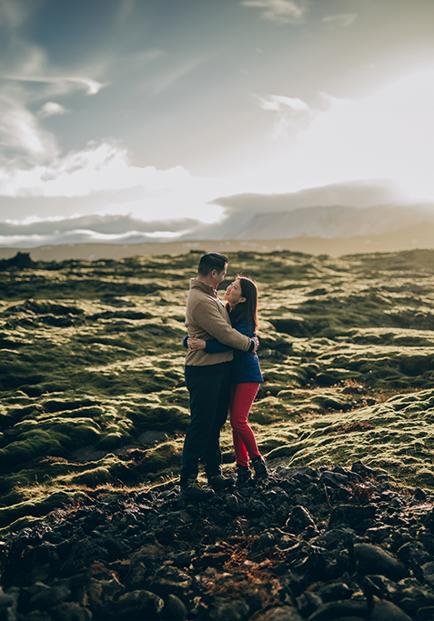 Casual Love Couple Session in Iceland: Snowy Cliffs, Dramatic Sea Stacks & Vík's Charm