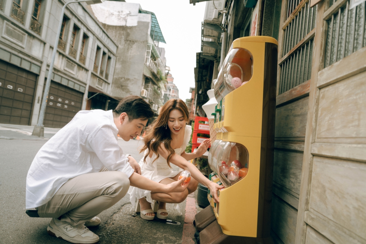 Taiwan Pre-Wedding Photoshoot Dadaocheng Golden Waterfall Jiufen Night Shoot Indoor Studio by OneThreeOneFour on OneThreeOneFour 6