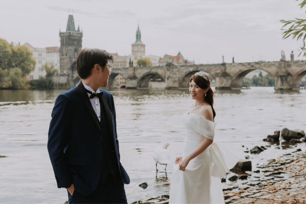 布拉格婚前拍攝地點包括舊城廣場、伏爾塔瓦河畔、伏亞諾維花園和華倫斯坦花園 by Nika on OneThreeOneFour 10