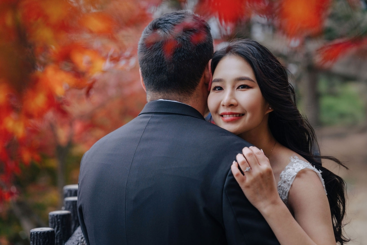 Tokyo Pre-Wedding Photoshoot with Former Yasuda Garden, Maple Corridor, and Chureito Pagoda by Dahe on OneThreeOneFour 15