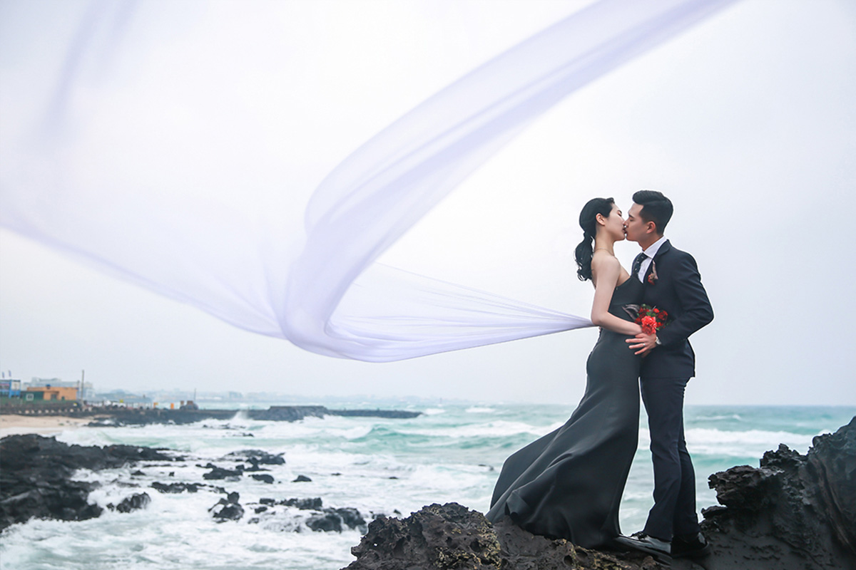 Captivating Moments: Pre-Wedding Photoshoot at Jeju Island's Isidore Farm, Famous Lone Tree, and Enchanting Beach by Byunghyun on OneThreeOneFour 8