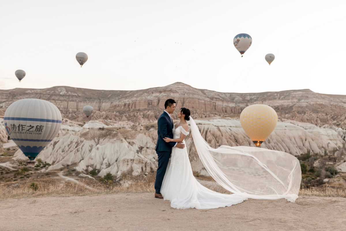 Cappadocia Pre-Wedding Photoshoot Hot Air Balloons Vintage Car Slot Canyon Carpet Shop  by Aric on OneThreeOneFour 8