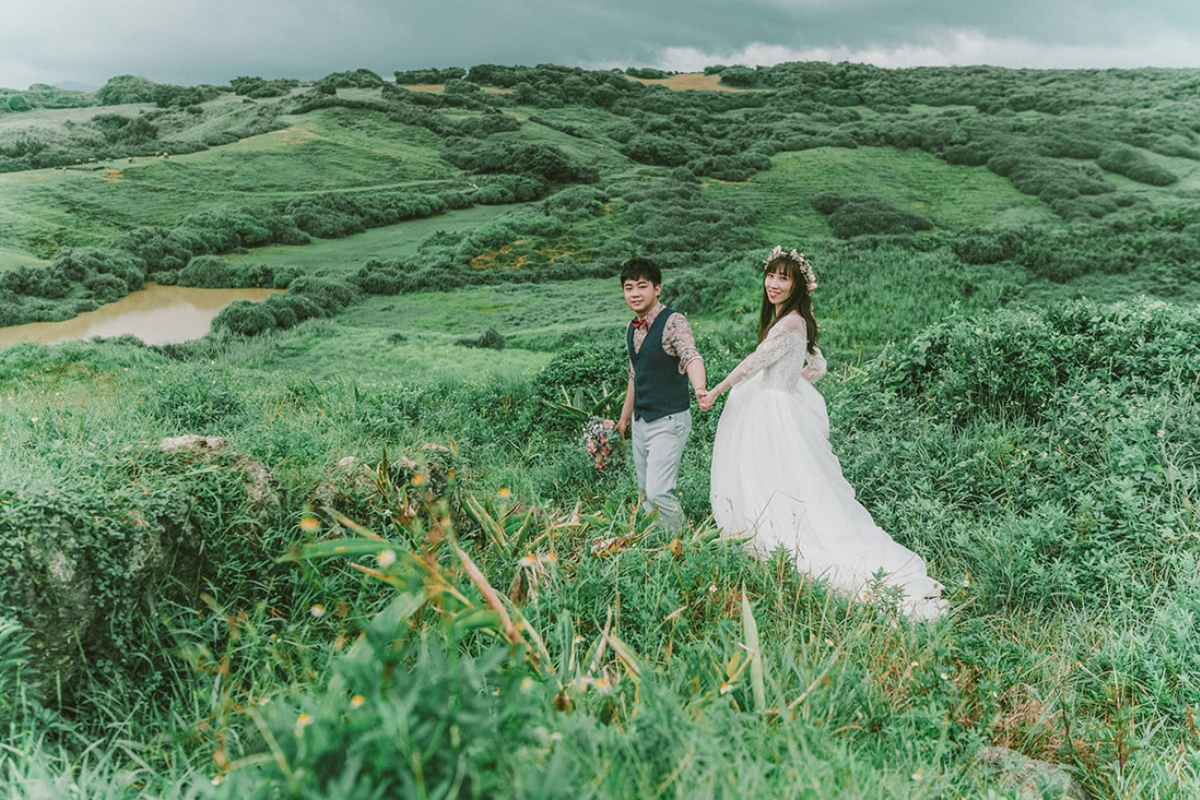 Taiwan Pre-Wedding Photoshoot Quiet Neighbourhood Rooftops Countryside Beach by  on OneThreeOneFour 19