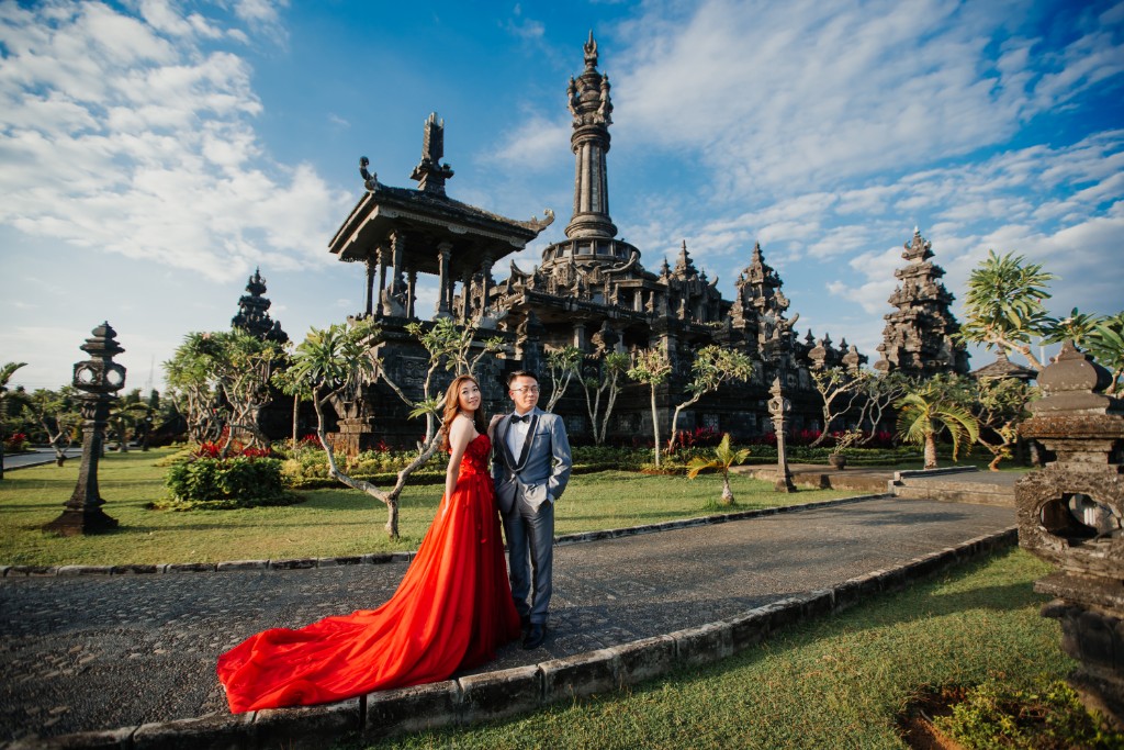 Bali Pre-wedding with Balinese Temple, Chapel and Mountain Scenes by Hendra on OneThreeOneFour 24