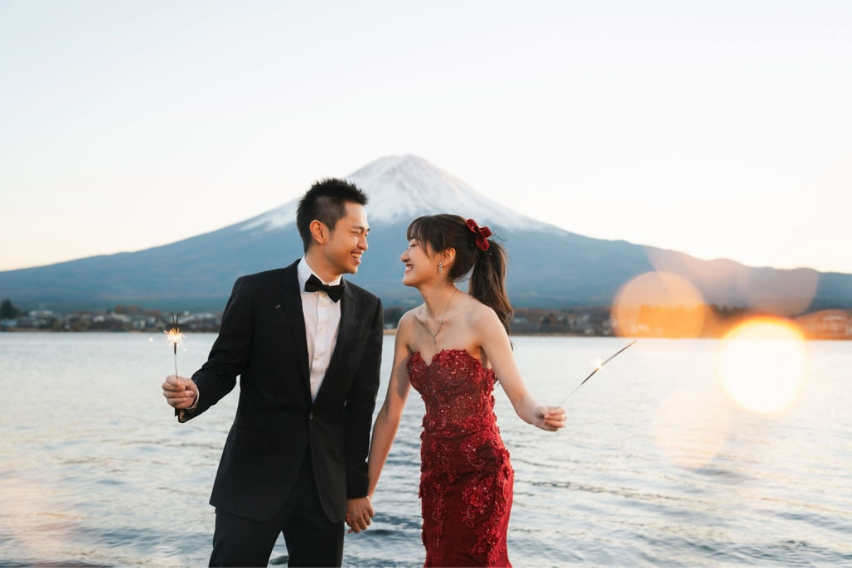 新加坡夫妻在根津神社、忠霊塔和河口湖舉行秋季和服婚紗拍攝，背景是富士山 by Cui Cui on OneThreeOneFour 22
