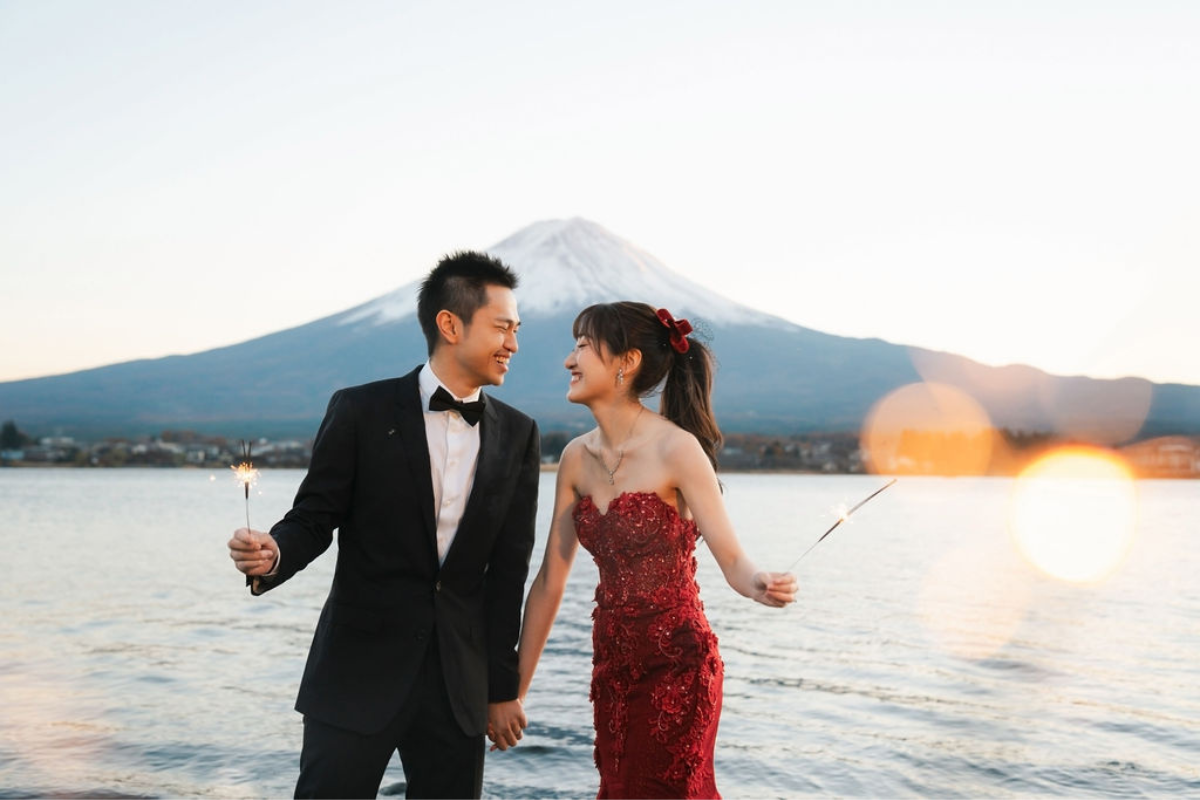 Singaporean Couple's Autumn Season Kimono & Prewedding Photoshoot At Nezu Shrine, Chureito Pagoda And Lake Kawaguchiko With Mount Fuji by Cui Cui on OneThreeOneFour 22