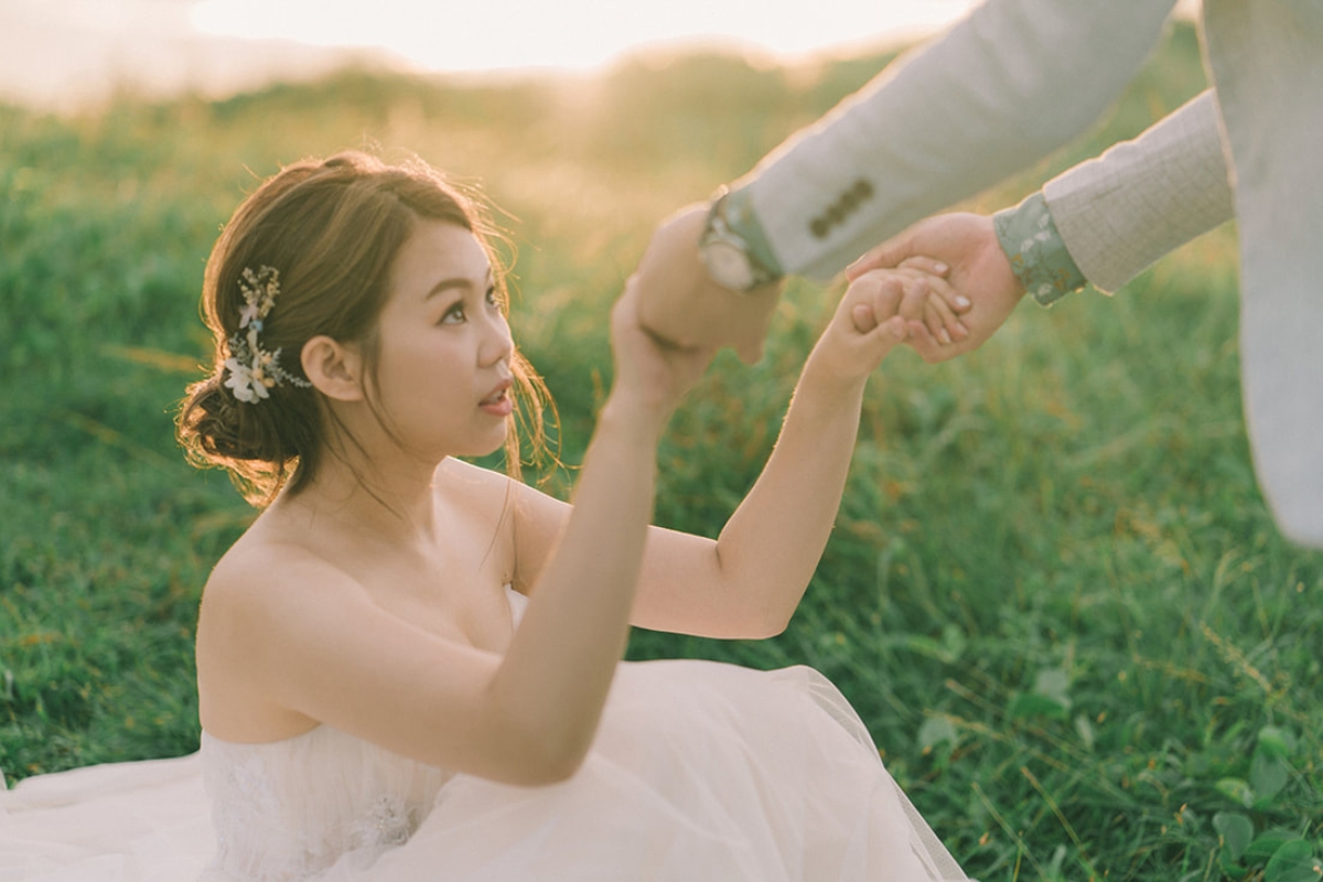 Taiwan Pre-Wedding Photoshoot Green Fields Silvergrass Sea Car Fairy Lights by  on OneThreeOneFour 22