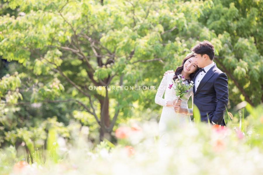 Gravity Studio Outdoor Park Pre-Wedding Photoshoot | Korean Studio Pre-Wedding by Gravity Studio on OneThreeOneFour 11