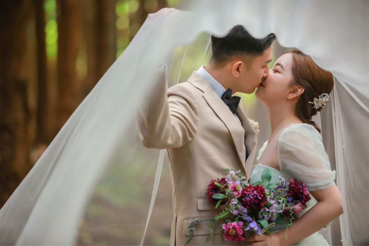 濟州秋季婚前拍攝：在濟州莊園布朗克、粉紅穆利花園和森林之路 by Byunghyun on OneThreeOneFour 11