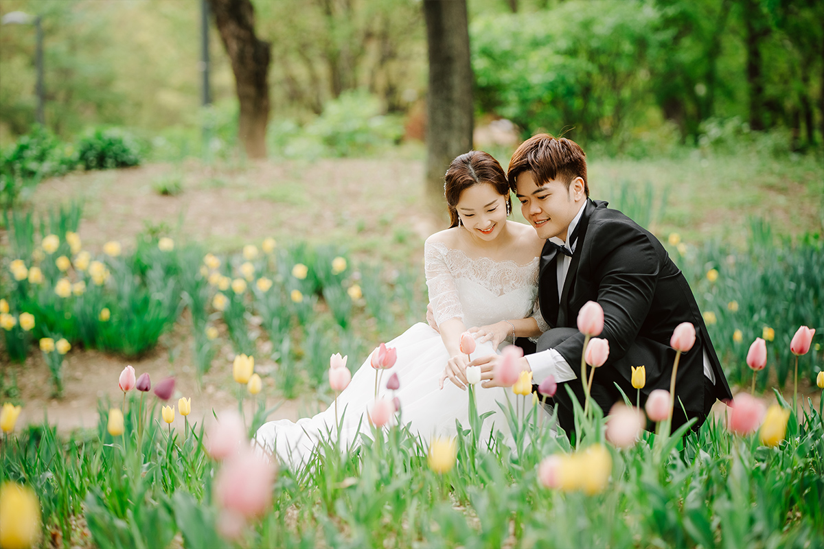 Rainy Romance: Love Blossoms in Seoul: Cally & Shaun's Enchanting Spring Pre-Wedding Shoot by Jungyeol on OneThreeOneFour 1